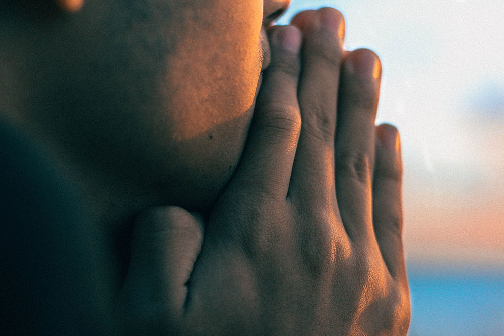 alt=“personne les mains sur le visage”